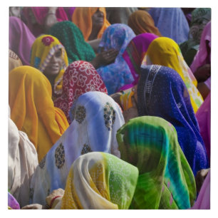 Frauen in farbenfrohen Saris versammeln sich Fliese