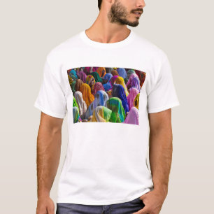 Frauen in farbenfrohen Saris versammeln sich T-Shirt