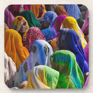 Frauen in farbenfrohen Saris versammeln sich Untersetzer