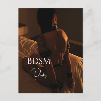 Frauen in Lederzubehör in der Pose zur Einreichung Postkarte