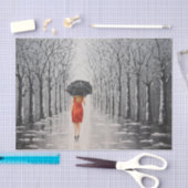 Frauen in roten Spaziergängen durch das Schneeball Seidenpapier (Handwerk)