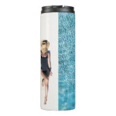 Frauen in schwarzem Bikini Boden und weißer Sonnen Thermosbecher (Rückseite)