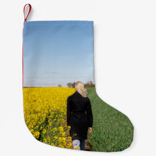 Frauen in schwarzem Mantel stehend auf grünem Gras Kleiner Weihnachtsstrumpf