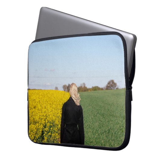 Frauen in schwarzem Mantel stehend auf grünem Gras Laptopschutzhülle (Vorderseite Links)