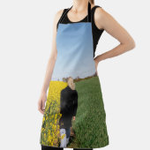 Frauen in schwarzem Mantel stehend auf grünem Gras Schürze (InSitu)