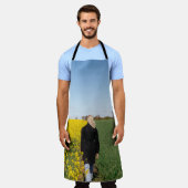 Frauen in schwarzem Mantel stehend auf grünem Gras Schürze (Getragen)