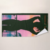 Frauen in schwarzem Panzeroberteil und Hosen auf B Badehandtuch (Badehandtuch)