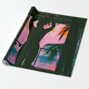 Frauen in schwarzem Panzeroberteil und Hosen auf B Geschenkpapier