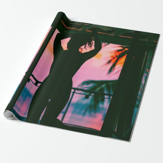 Frauen in schwarzem Panzeroberteil und Hosen auf B Geschenkpapier (Ungerollt)