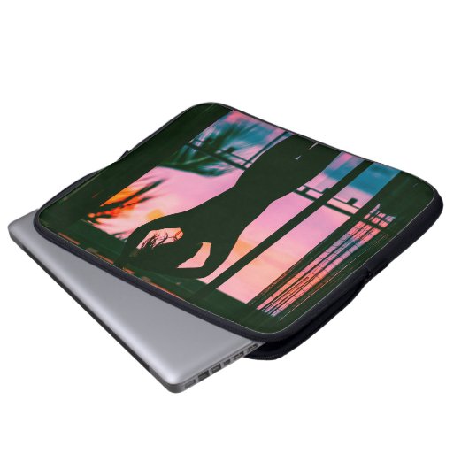 Frauen in schwarzem Panzeroberteil und Hosen auf B Laptopschutzhülle (Vorne Knopf)