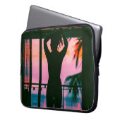 Frauen in schwarzem Panzeroberteil und Hosen auf B Laptopschutzhülle (Vorderseite Links)