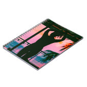 Frauen in schwarzem Panzeroberteil und Hosen auf B Notizblock (Linke Seite)