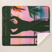 Frauen in schwarzem Panzeroberteil und Hosen auf B Sherpadecke (Vorderseite (Horizontal))