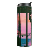 Frauen in schwarzem Panzeroberteil und Hosen auf B Thermosbecher (Nach links gedreht)