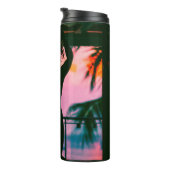 Frauen in schwarzem Panzeroberteil und Hosen auf B Thermosbecher (Nach rechts gedreht)