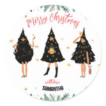 Frauen in schwarzem Weihnachtsbaum gekleidet