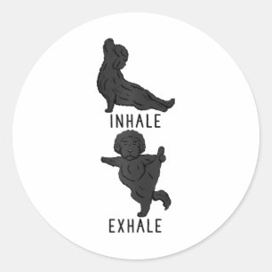 Frauen Inhale Exhale Labradoodle Yoga Hund Tee Shi Runder Aufkleber
