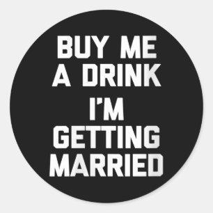 Frauen kaufen mir ein Getränk im Getting Married F Runder Aufkleber