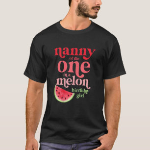 Frauen Kindermädchen in einem melonischen Geburtst T-Shirt