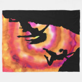 Frauen klettern in der Sonnenuntergangsdecke Fleecedecke (Vorderseite (Horizontal))