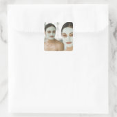 Frauen lächeln in Schönheitsmatte-Masken Quadratischer Aufkleber (Tasche)