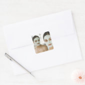 Frauen lächeln in Schönheitsmatte-Masken Quadratischer Aufkleber (Umschlag)
