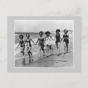 Frauen laufen am Strand, 1940er Jahre Postkarte