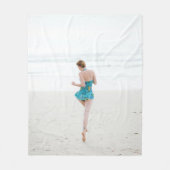 Frauen laufen am Strand Fleecedecke (Vorderseite)