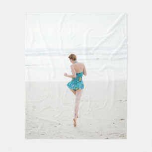 Frauen laufen am Strand Fleecedecke