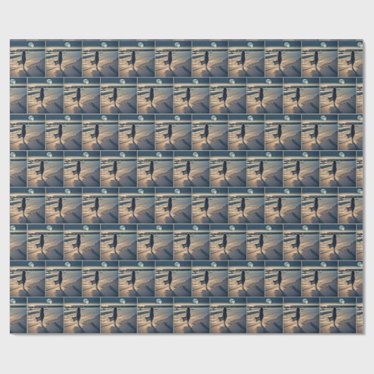 Frauen laufen am Strand Geschenkpapier (Flach)