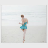 Frauen laufen am Strand Geschenkpapier (Flach)