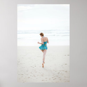 Frauen laufen am Strand Poster