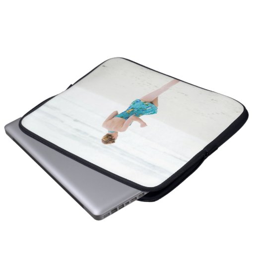 Frauen laufen an der Küste in Strandnähe Laptopschutzhülle (Vorne Knopf)