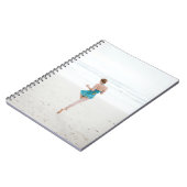 Frauen laufen an der Küste in Strandnähe Notizblock (Linke Seite)