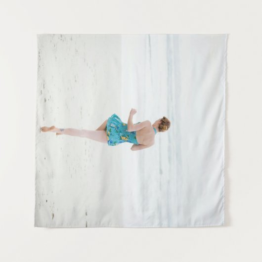 Frauen laufen an der Küste in Strandnähe Wandteppich (Vorderseite (Horizontal))