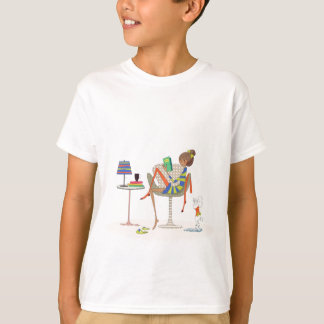 Frauen-Lesebuch auf Stuhl fertigen T-Shirt