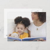 Frauen lesen Buch mit Tochter Postkarte (Vorne/Hinten)