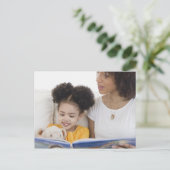 Frauen lesen Buch mit Tochter Postkarte (Stehend Vorderseite)