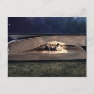 Frauen lesen im Buch in der Nacht Postkarte