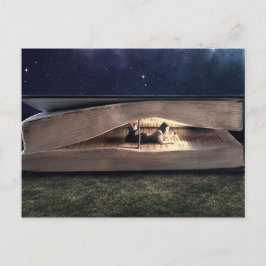 Frauen lesen im Buch in der Nacht Postkarte