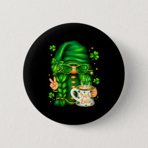 Frauen lustiger St. Patricks Day Gnom trinkt Kaffe Button