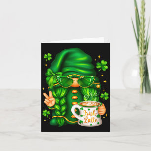 Frauen lustiger St. Patricks Day Gnom trinkt Kaffe Karte