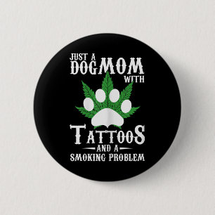 Frauen machen Mama mit Tattoos und einem Rauchprob Button