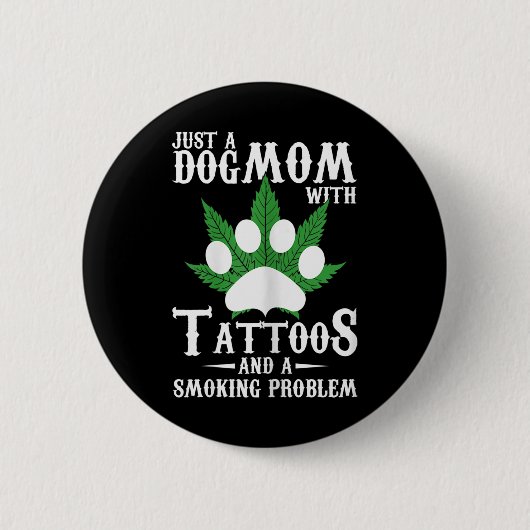 Frauen machen Mama mit Tattoos und einem Rauchprob Button (Vorderseite)