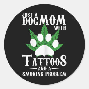 Frauen machen Mama mit Tattoos und einem Rauchprob Runder Aufkleber
