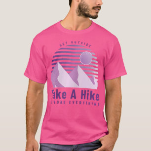 Frauen machen Wanderwege zum Camping im Freien T-Shirt