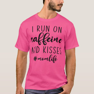 Frauen Mama Leben Ich laufe auf Koffein und Kisses T-Shirt