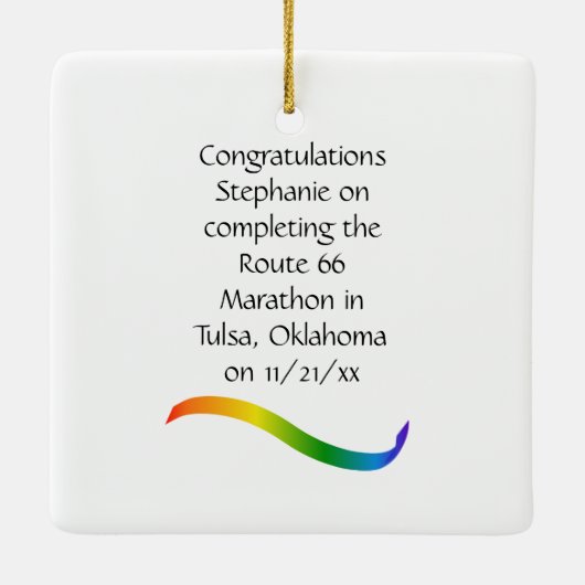 Frauen-Marathon-Läufer-Verzierung im Regenbogen Keramikornament (Rückseite)