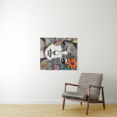 Frauen mit abstrakten gemischten Medien stehen vor Wandteppich (Beispiel (Horizontal))