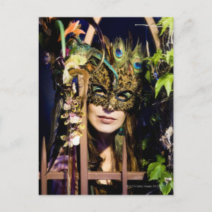Frauen mit einer Maske, die aus und aus Eisen auss Postkarte